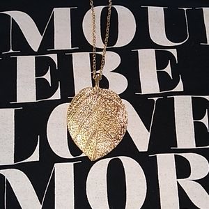 Gold tone chain with leaf pendantgold tone chain w